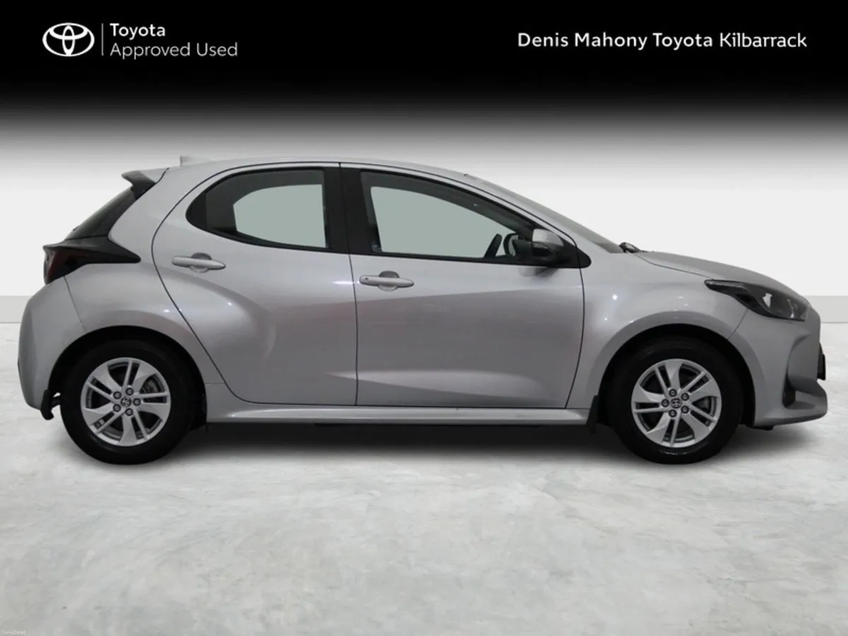 Toyota Yaris HYBRID LUNA - Image 3