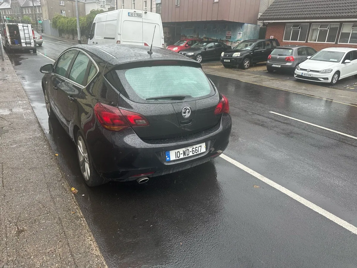Opel Astra 2010 - Image 2