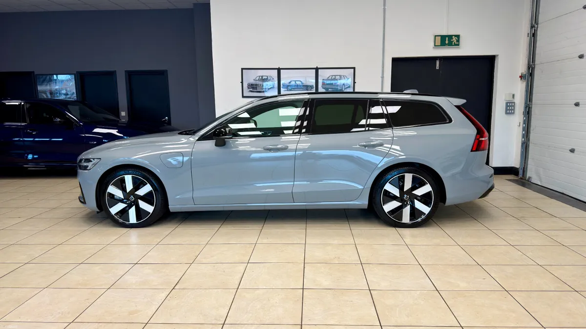 Volvo V60 Plus Dark AWD 2024 - Image 2