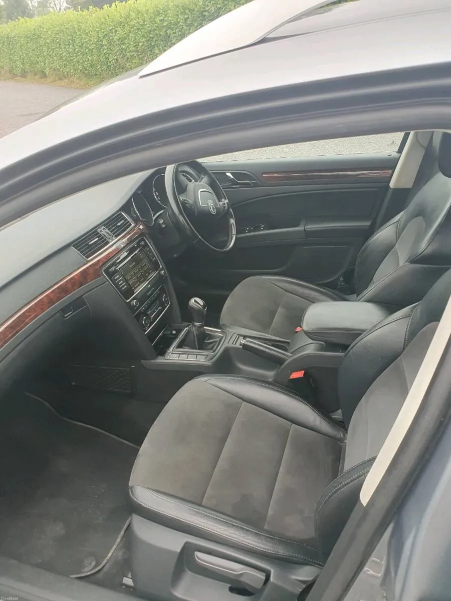 car - Image 1