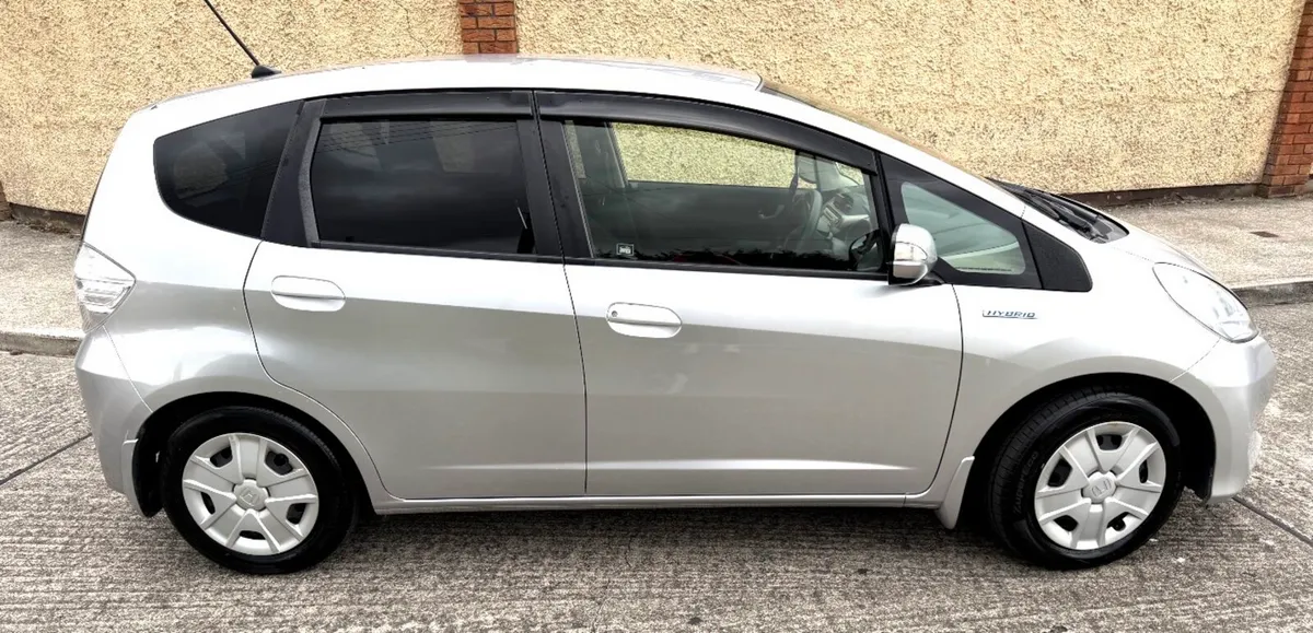 Honda fit hybrid automatic 2013 - Image 2