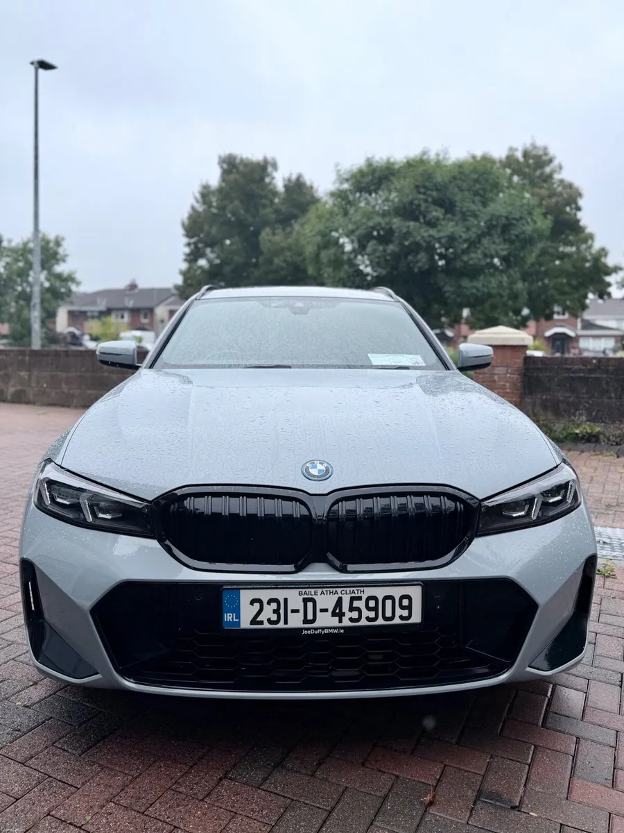 BMW 3-Series 2023 - Image 1