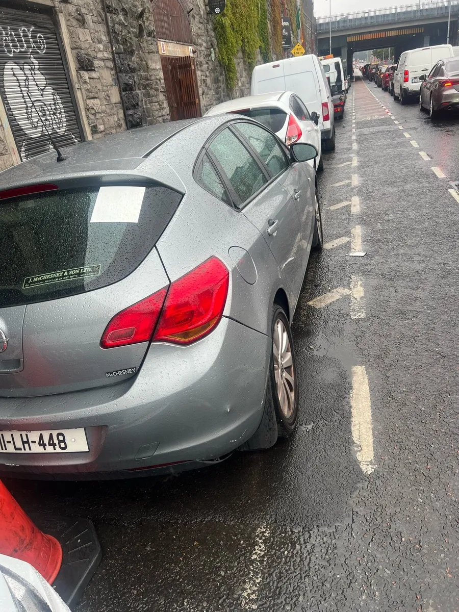 Opel Astra (selling for parts/scraps) - Image 1