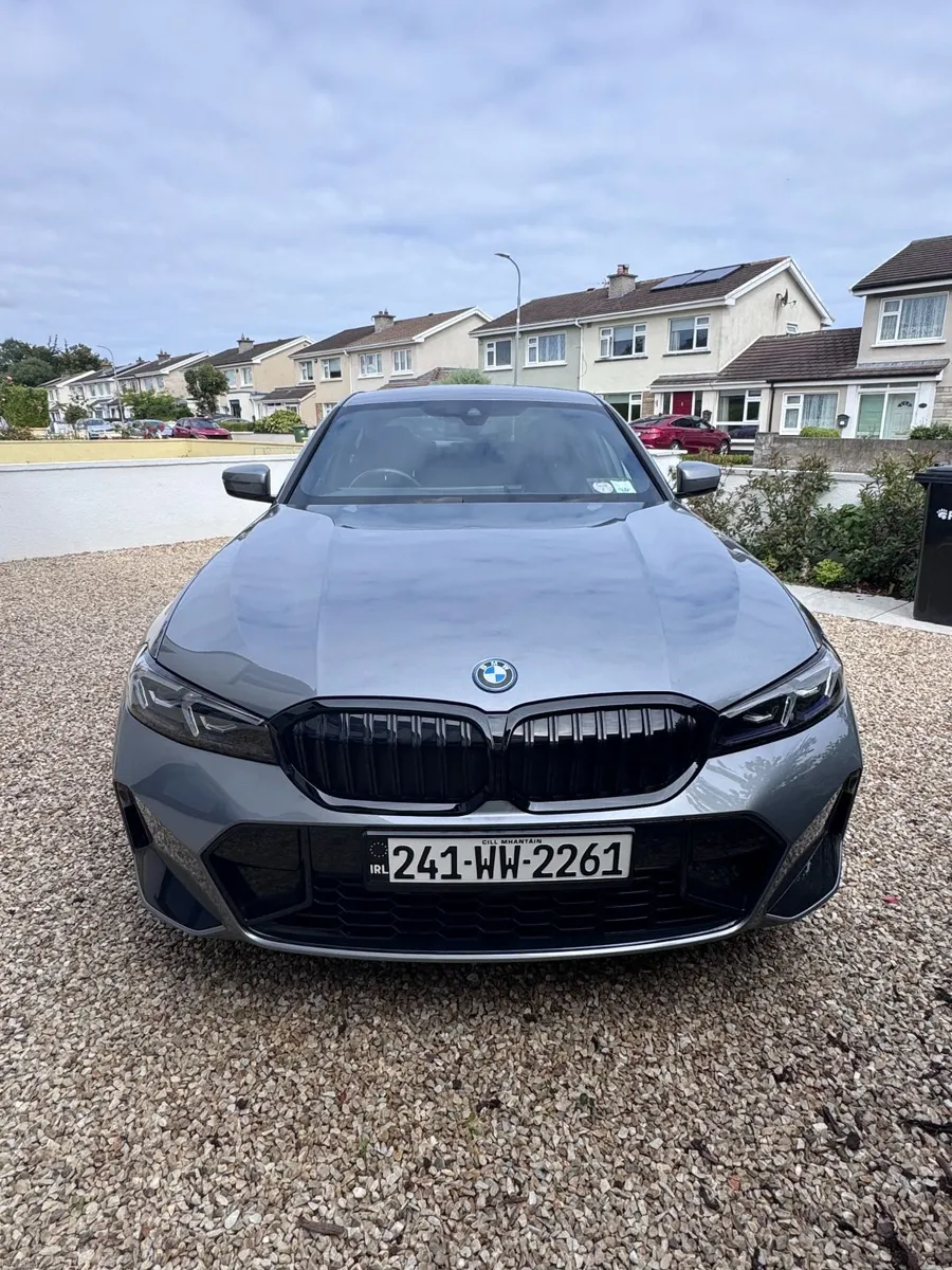 2024 BMW 330e xDrive M Sport Pro | 29,000 km - Image 2