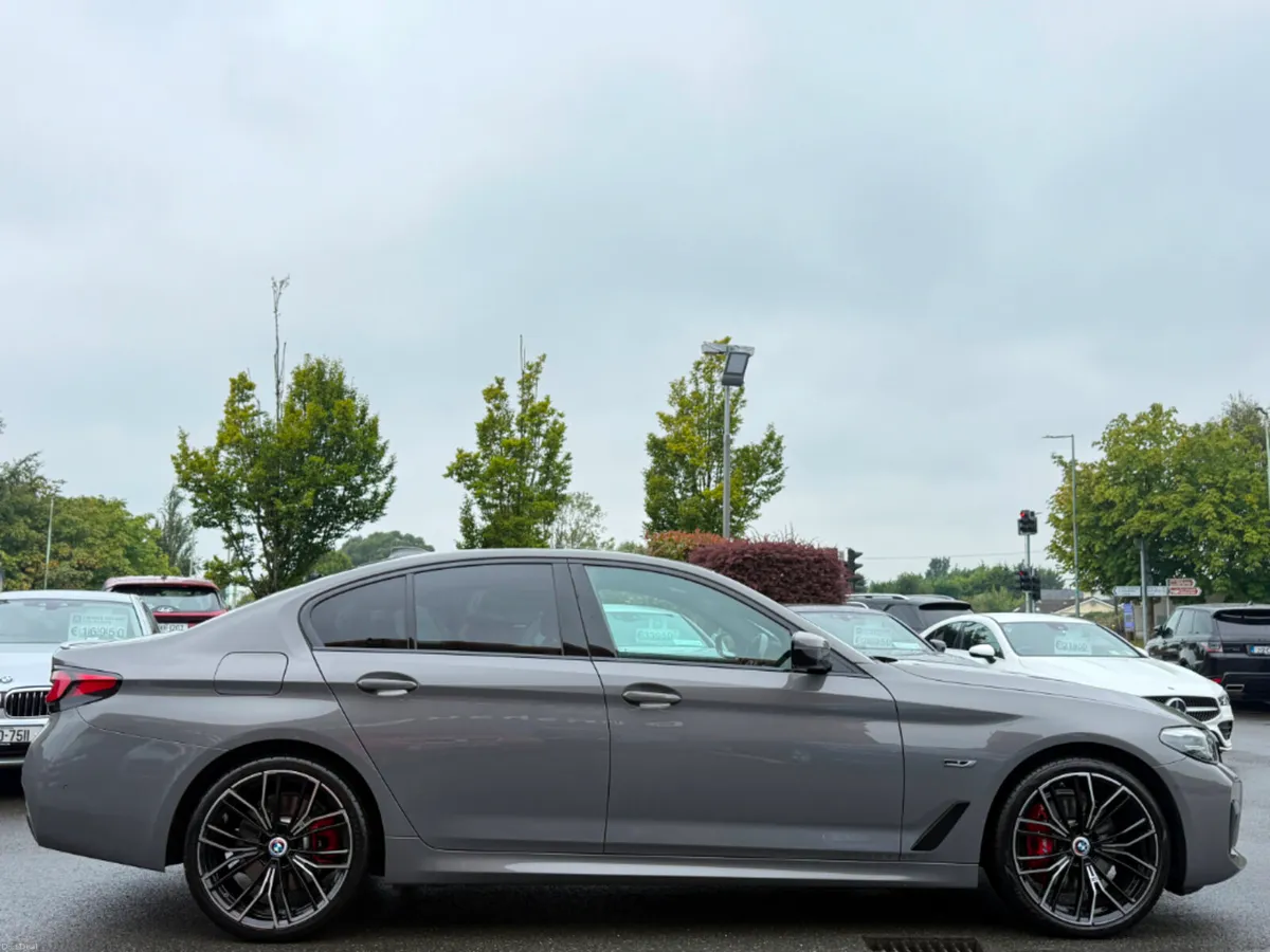 BMW 5-Series 530E M SPORT AUTO *HUGE SPEC & FSH* - Image 4
