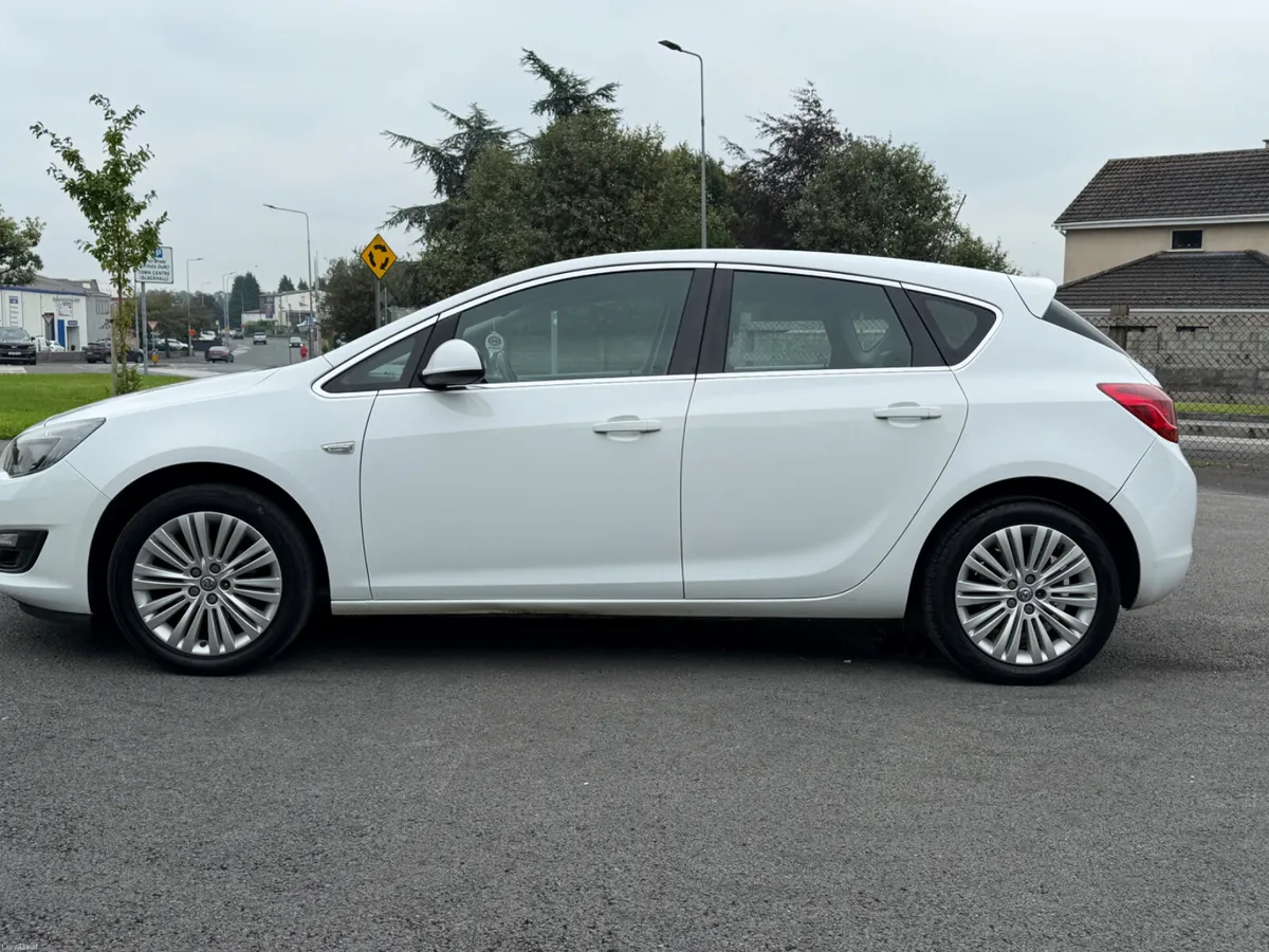 STUNNING Vauxhall (Opel) Astra 2015 1.4 PETROL - Image 4