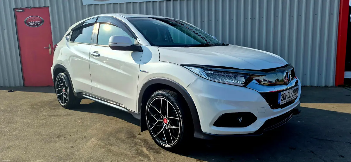 Honda Vezel hybrid/petrol 1.5 jeep pearl white - Image 3