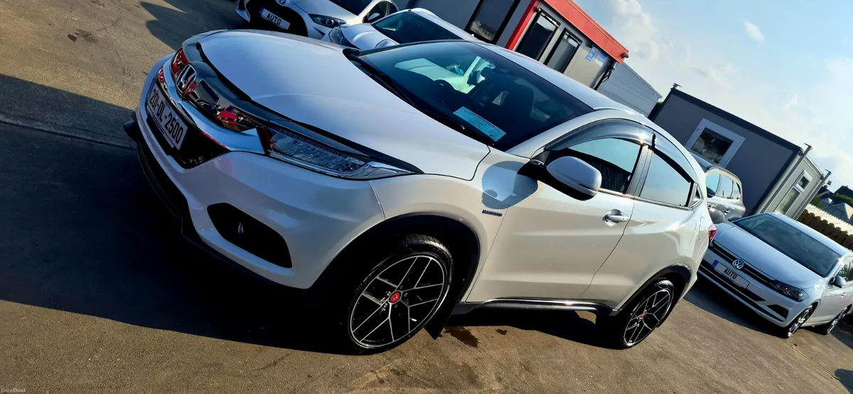 Honda Vezel hybrid/petrol 1.5 jeep pearl white - Image 5