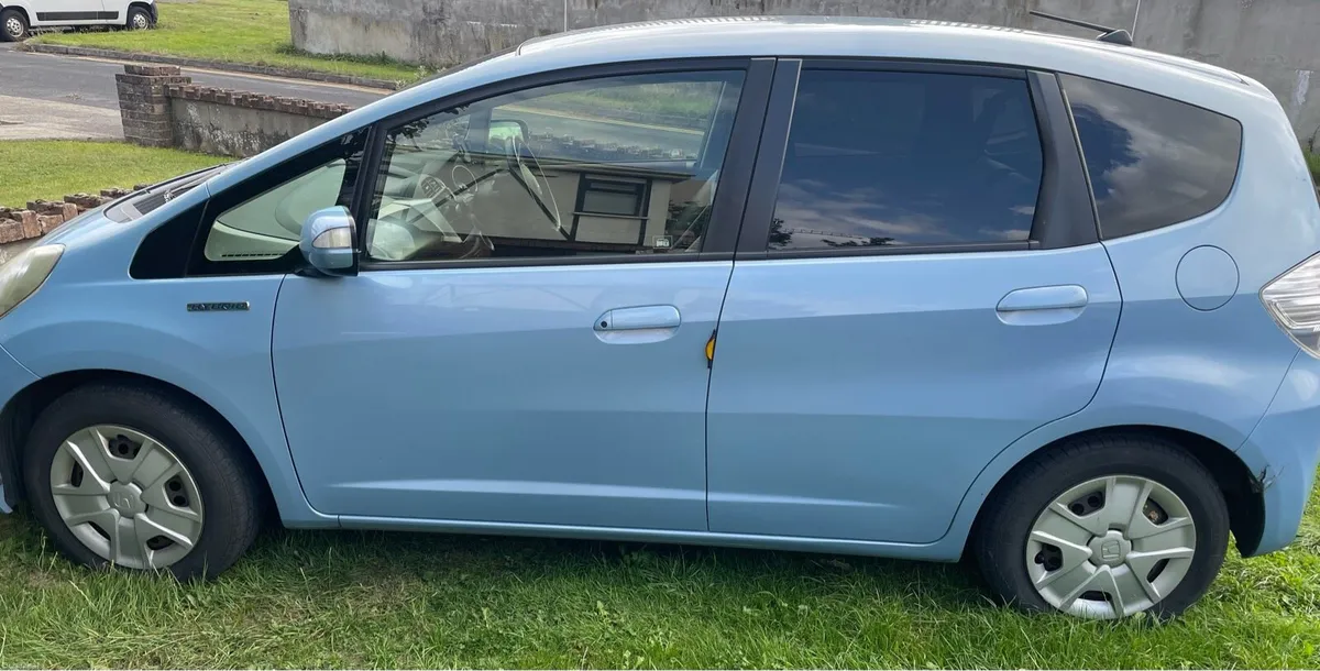 Honda Fit, petrol hybrid, automatic, 2013 - Image 1