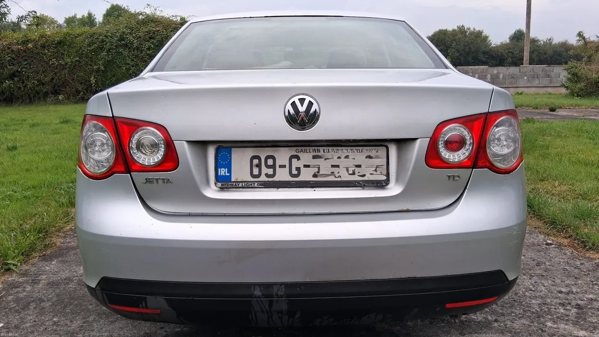 Volkswagen Jetta 2009 - Image 2