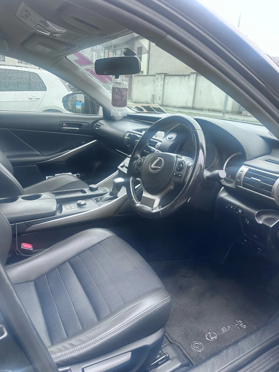 Lexus Is300h - Image 4