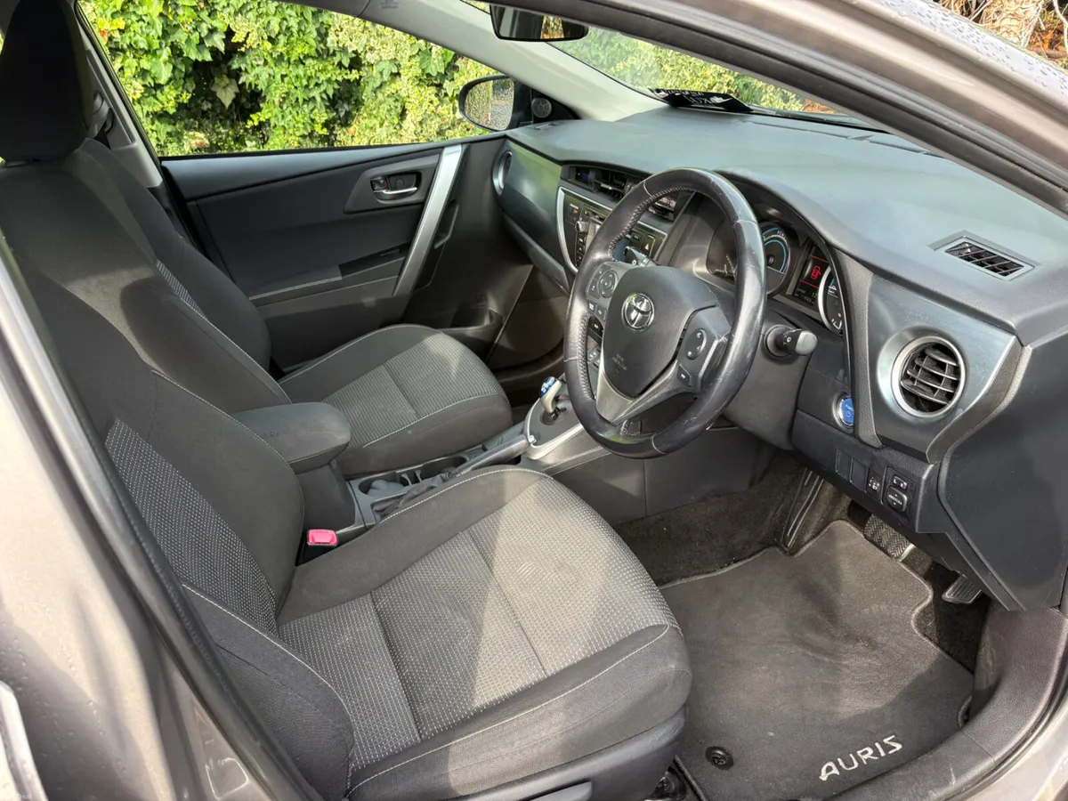 Toyota Auris 2015 Hybrid - Image 5