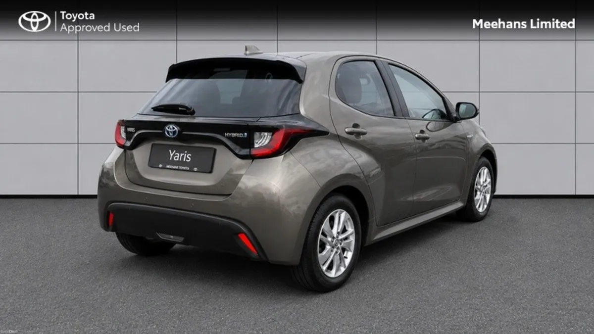 Toyota Yaris YARIS 1.5 HYBRID LUNA - Image 2