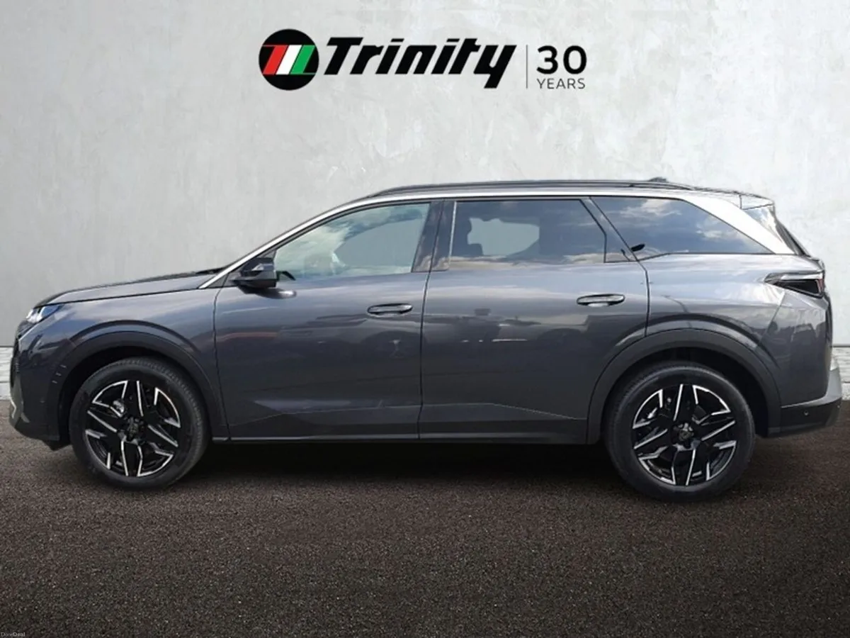 Peugeot 5008 DIRECTORS CAR** 1.2 MHEV 145BHP ** AL - Image 5