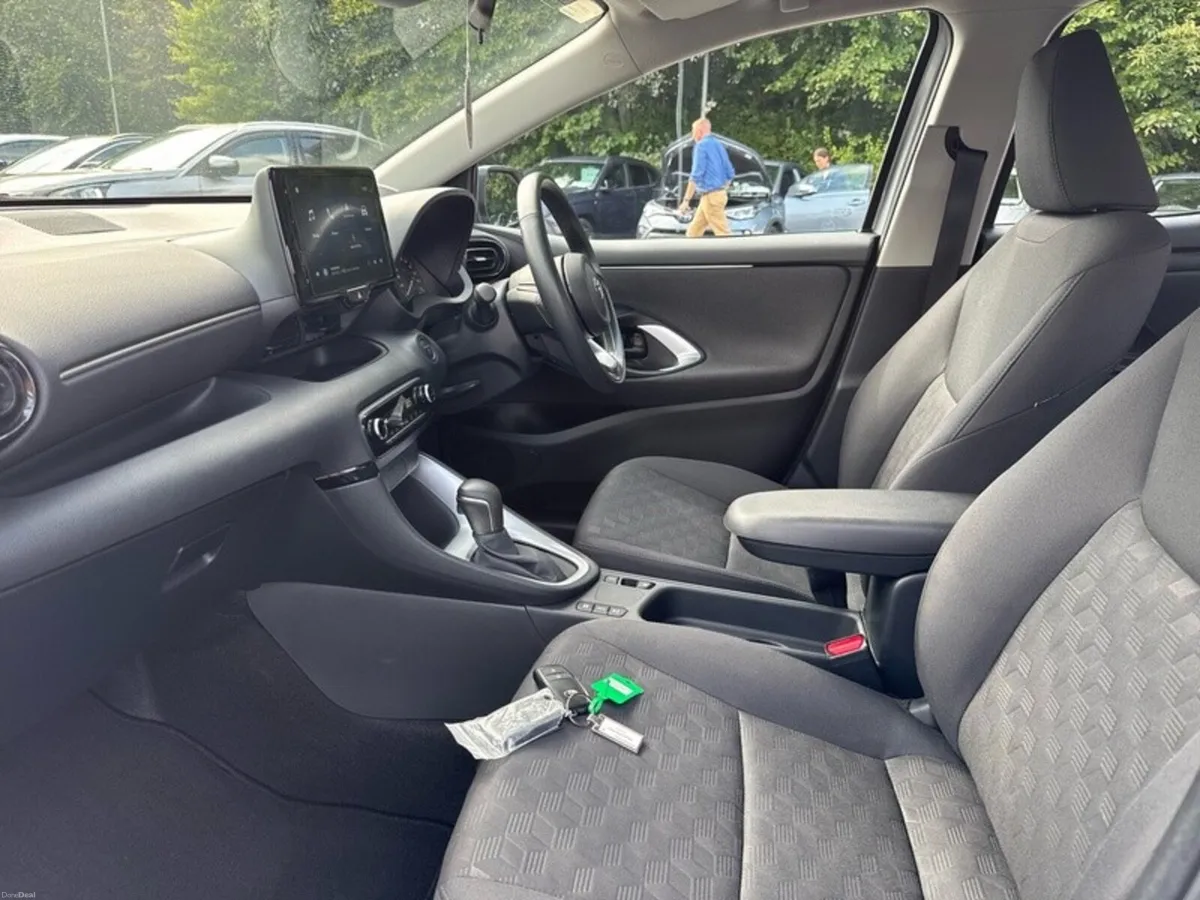 Toyota Yaris YARIS HYBRID LUNA - Image 6