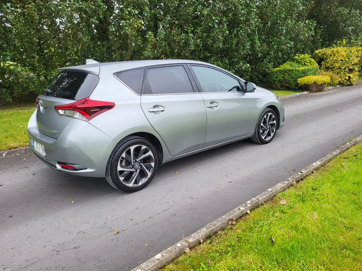 Toyota Auris  HYBRID AUTOMATIC - Image 2