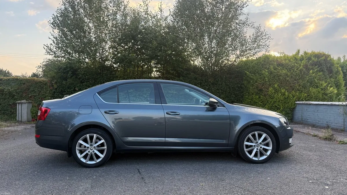 Skoda Octavia Style 1.6 Diesel  1 owner from new - Image 4