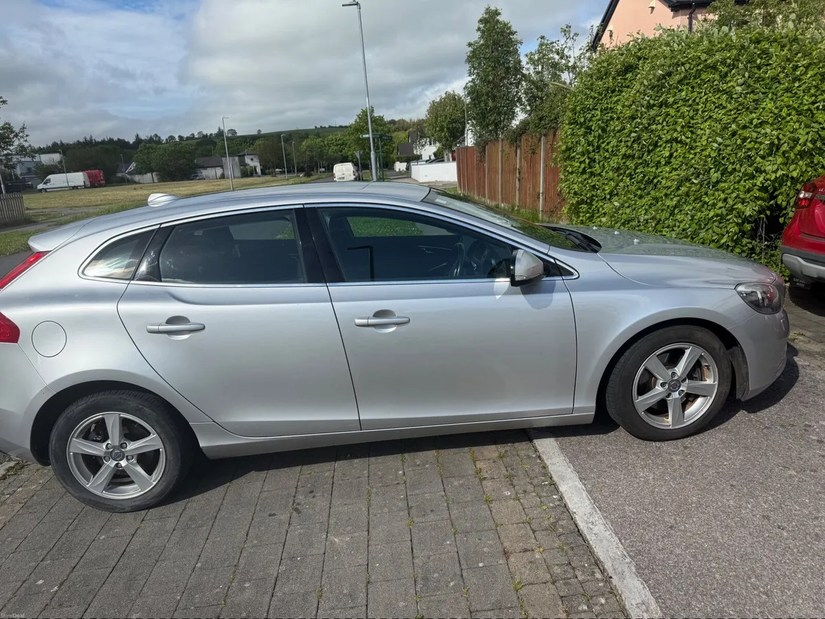 Volvo V40 2015 Automatic - Image 3