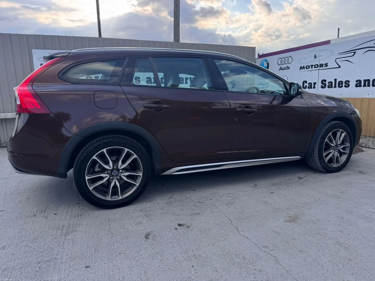 152 Volvo V60  2.4D D4 X COUNTRY LUXURY NAV AWD - Image 5