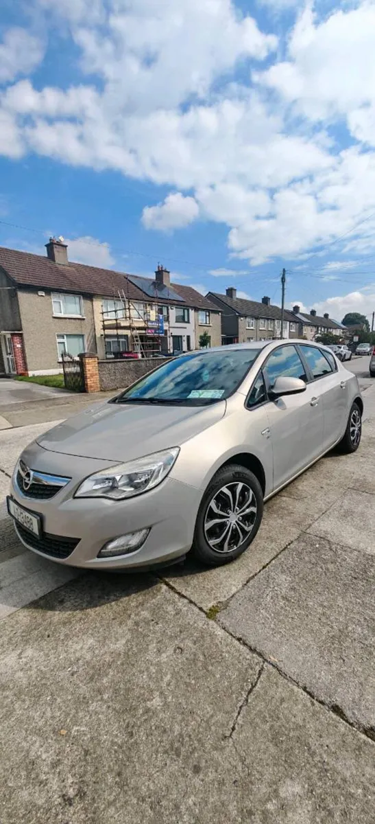 2011 Opel Astra - Image 1