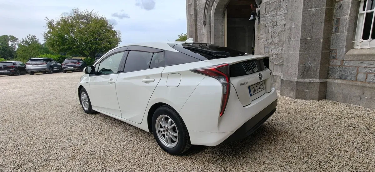 Toyota Prius 2017 1.8 hybrid automatic white pearl - Image 1