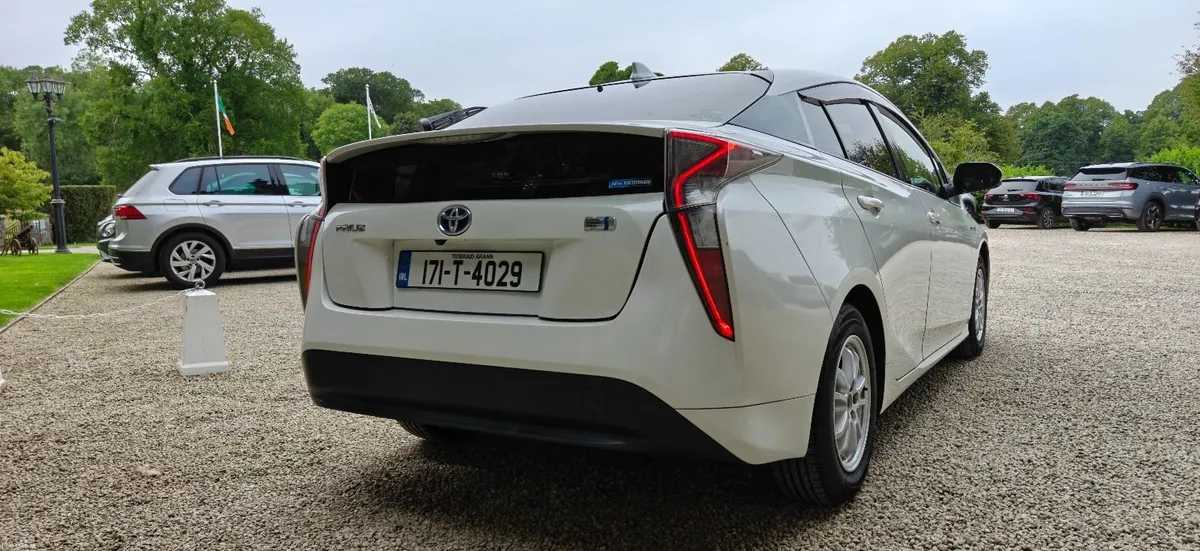 Toyota Prius 2017 1.8 hybrid automatic white pearl - Image 5