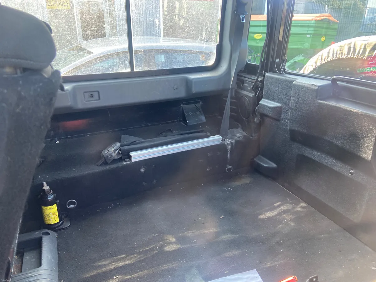 Land rover - Image 6