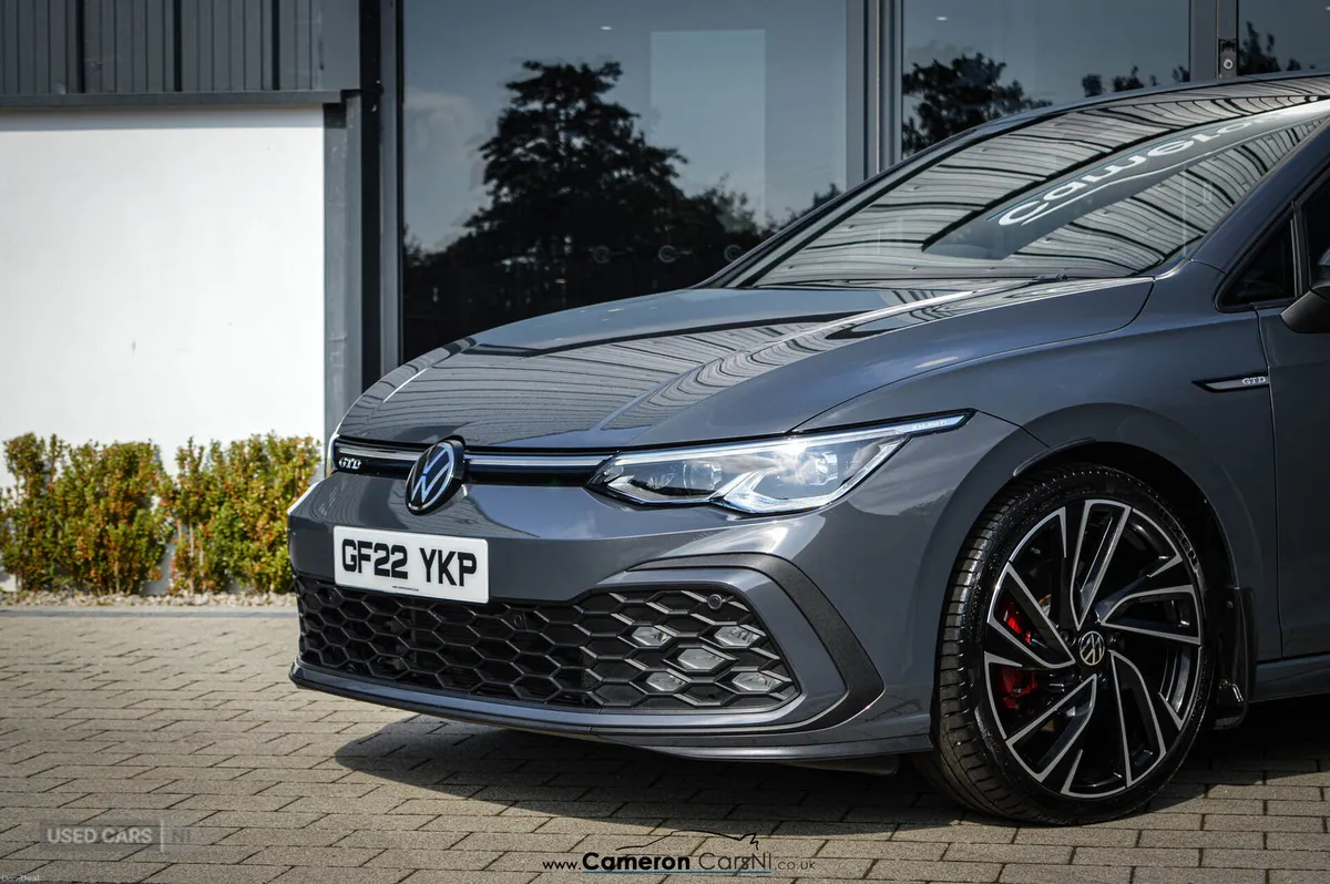 Volkswagen Golf DIESEL HATCHBACK - Image 3