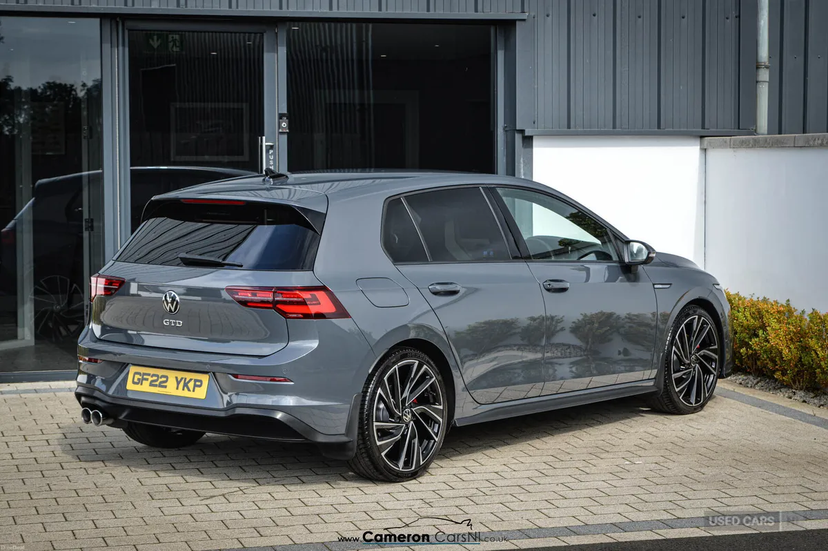 Volkswagen Golf DIESEL HATCHBACK - Image 2
