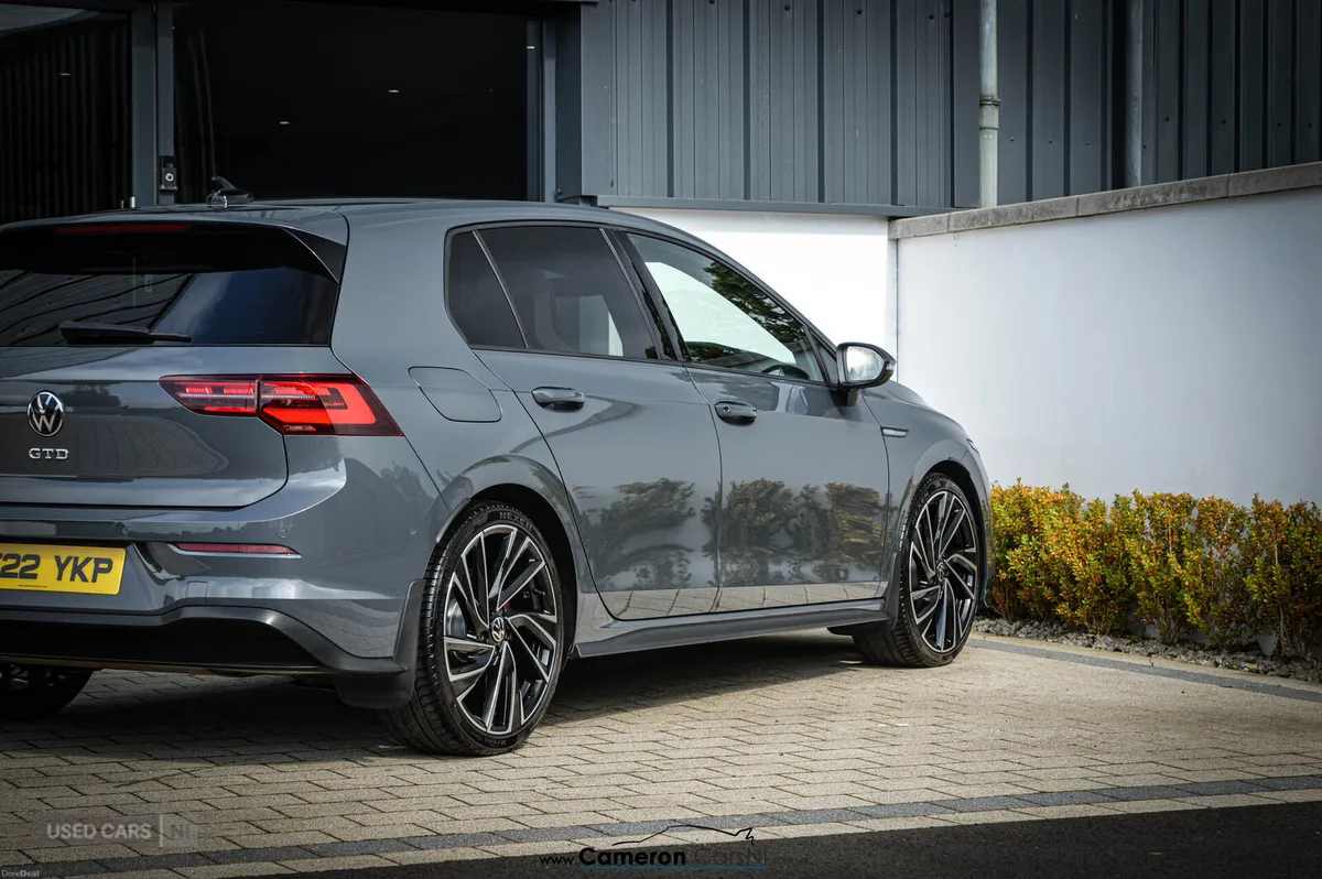 Volkswagen Golf DIESEL HATCHBACK - Image 4