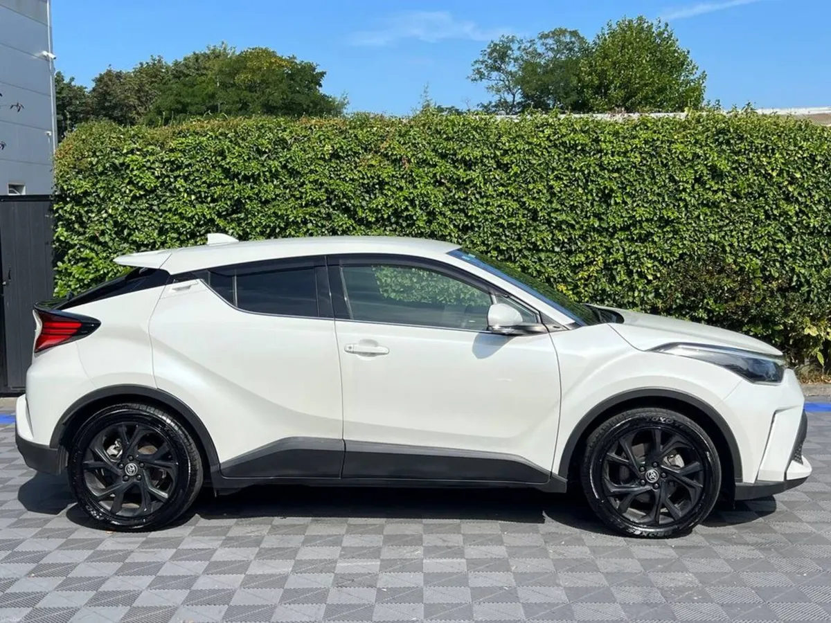 Toyota C-HR 1.8 HYBRID AUTO // APPLE CARPLAY/ANDRO - Image 2