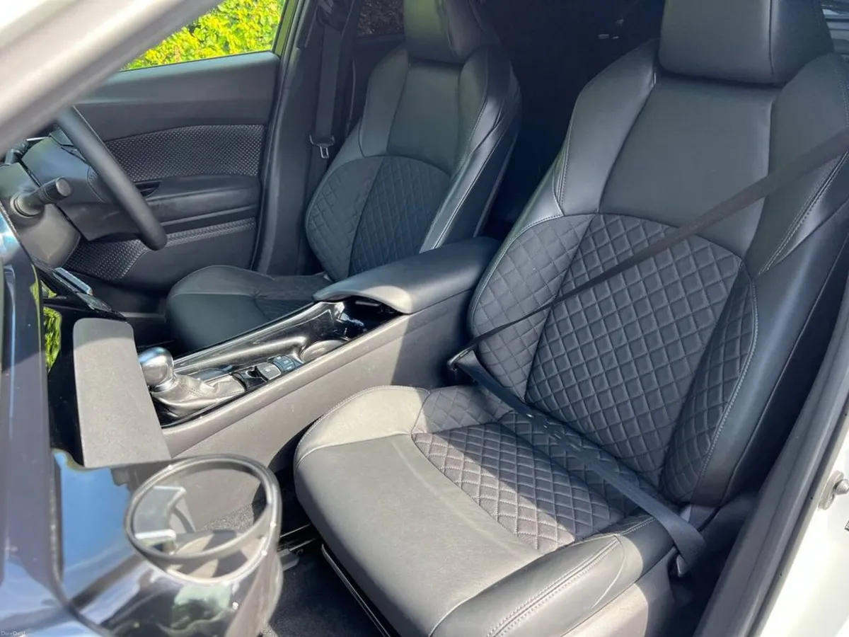 Toyota C-HR 1.8 HYBRID AUTO // APPLE CARPLAY/ANDRO - Image 6