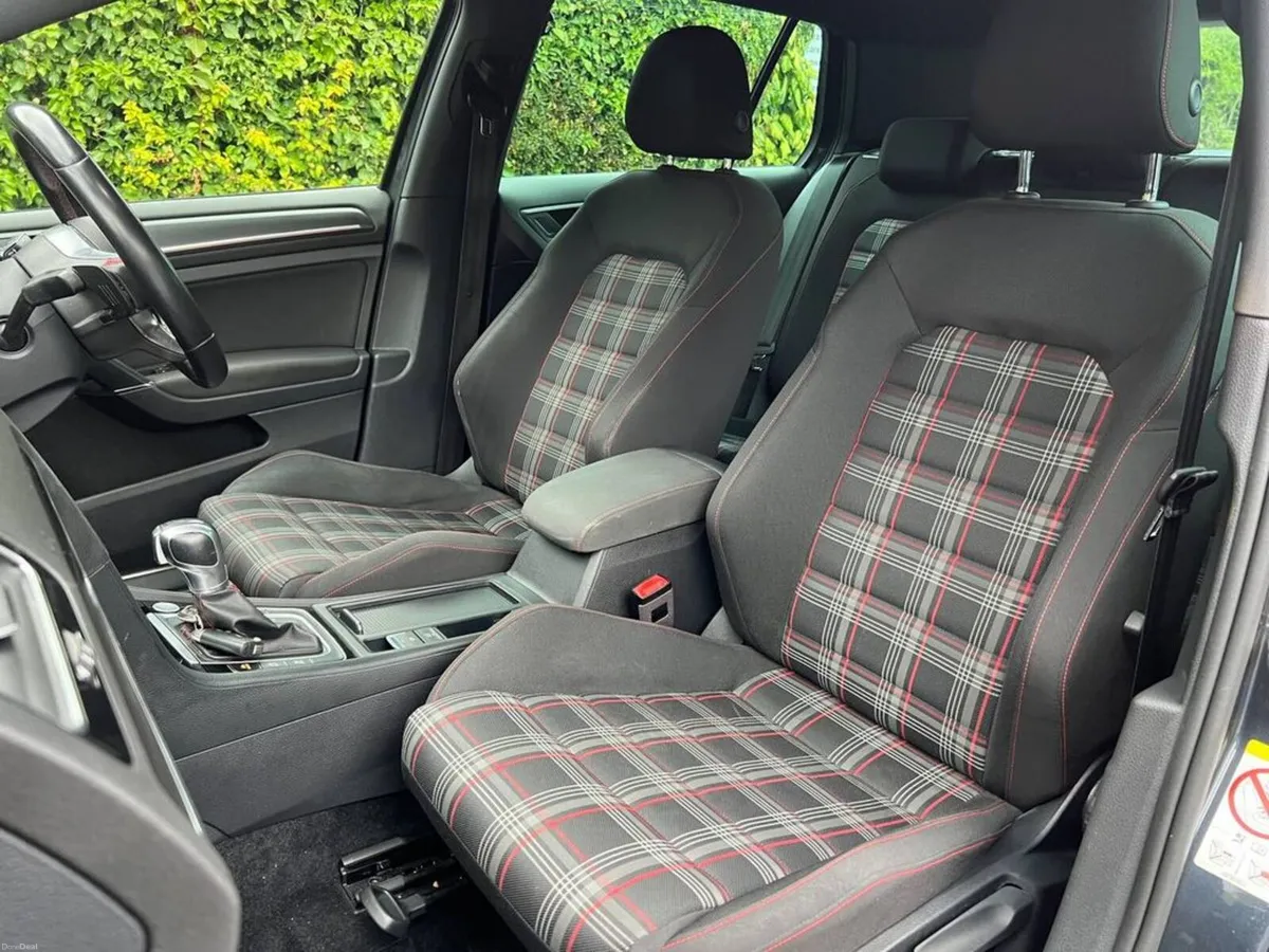 Volkswagen Golf GTI PERFORMANCE PACK 2.0 TSI AUTO - Image 6