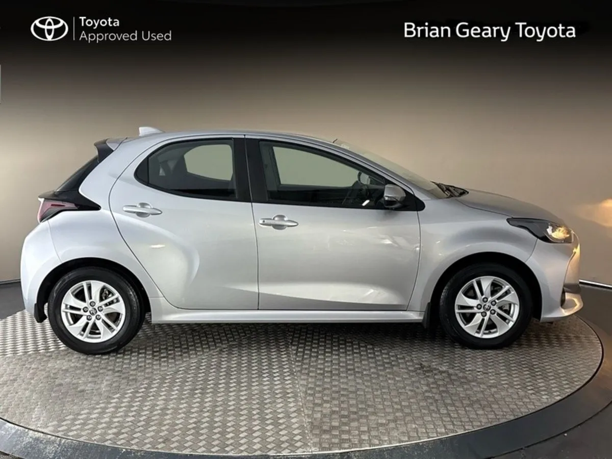 Toyota Yaris HYBRID LUNA - Image 3