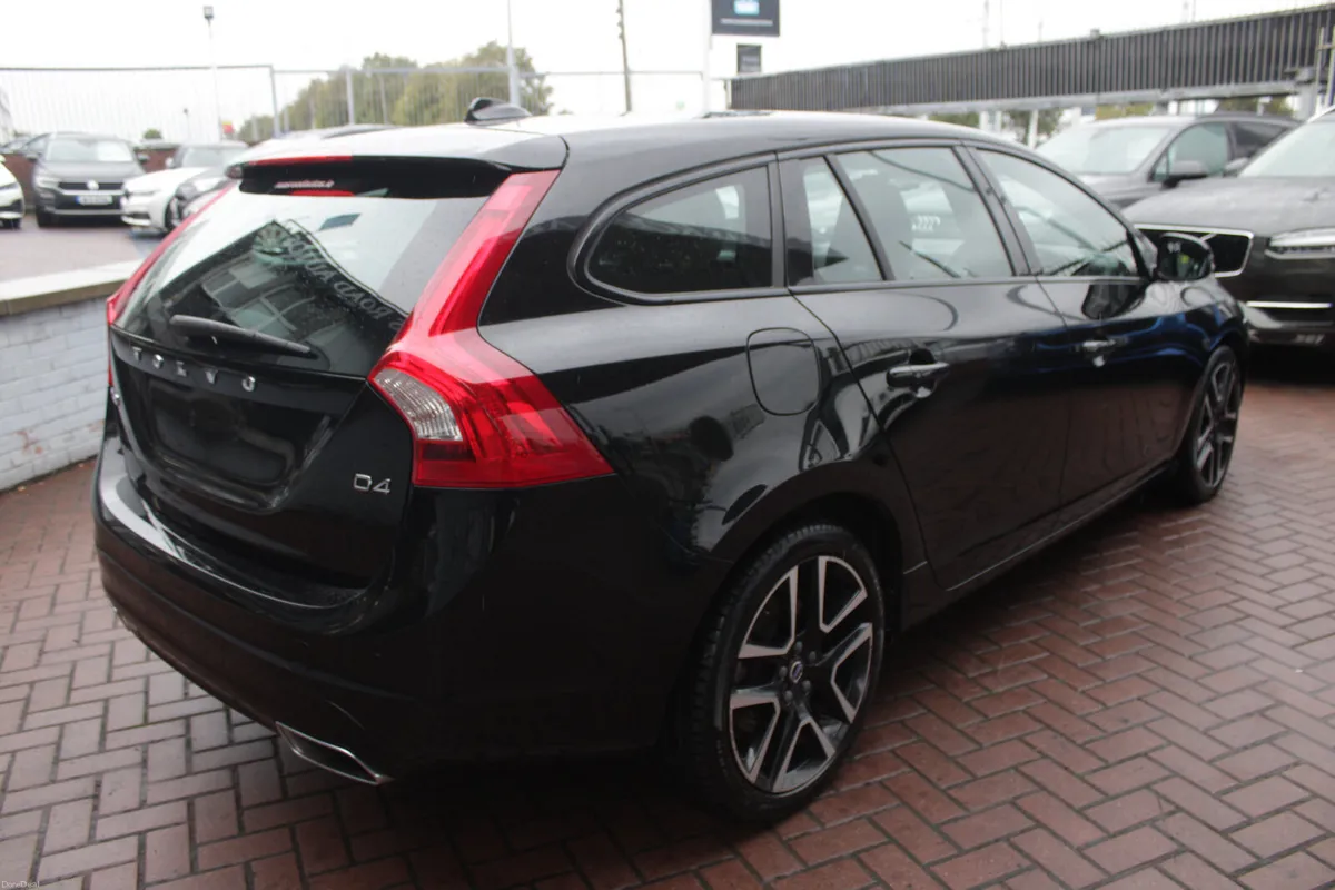 2017 VOLVO V60 - Image 4