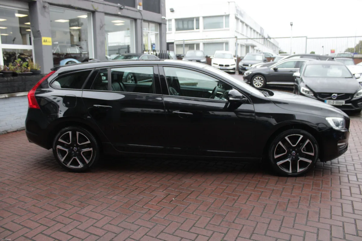 2017 VOLVO V60 - Image 3