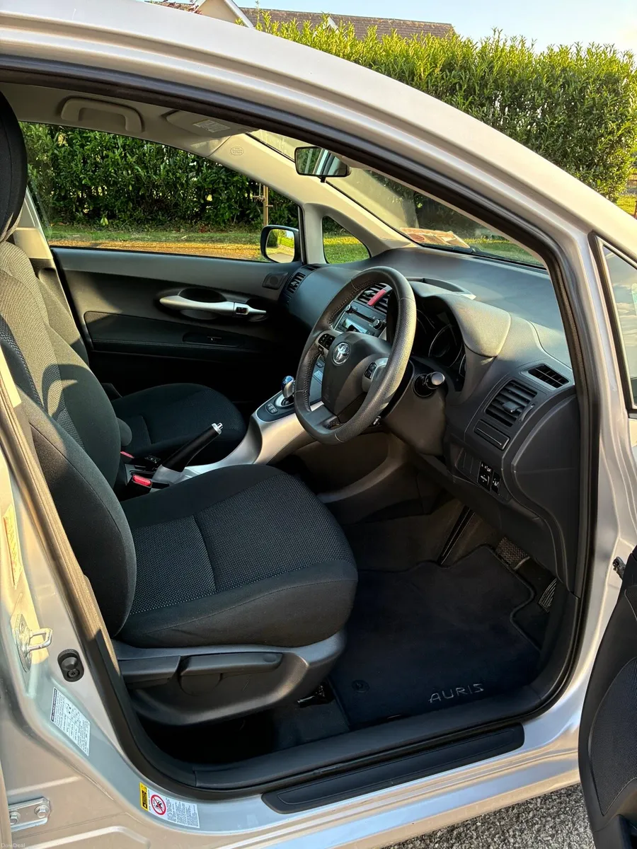 Toyota Auris 1.8 Petrol Hybrid 2012 - Image 3