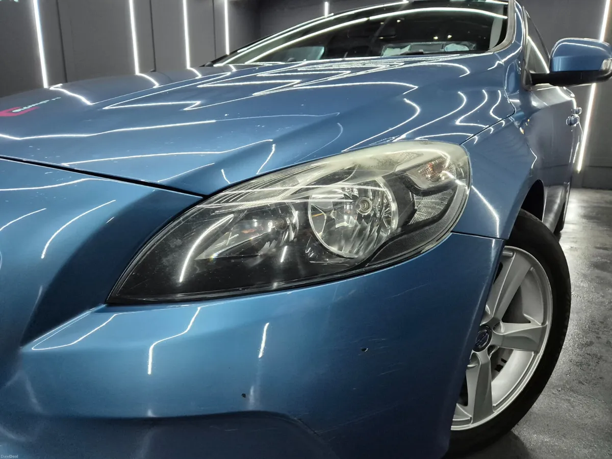 Volvo V40 2014 - Image 2
