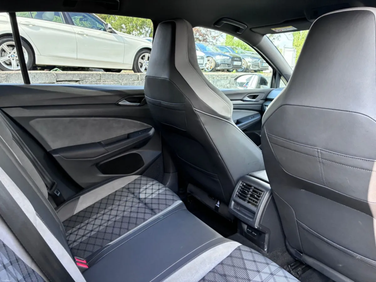 Volkswagen Golf 2.0 TDI R-LINE AUTO 150 BHP - Image 6