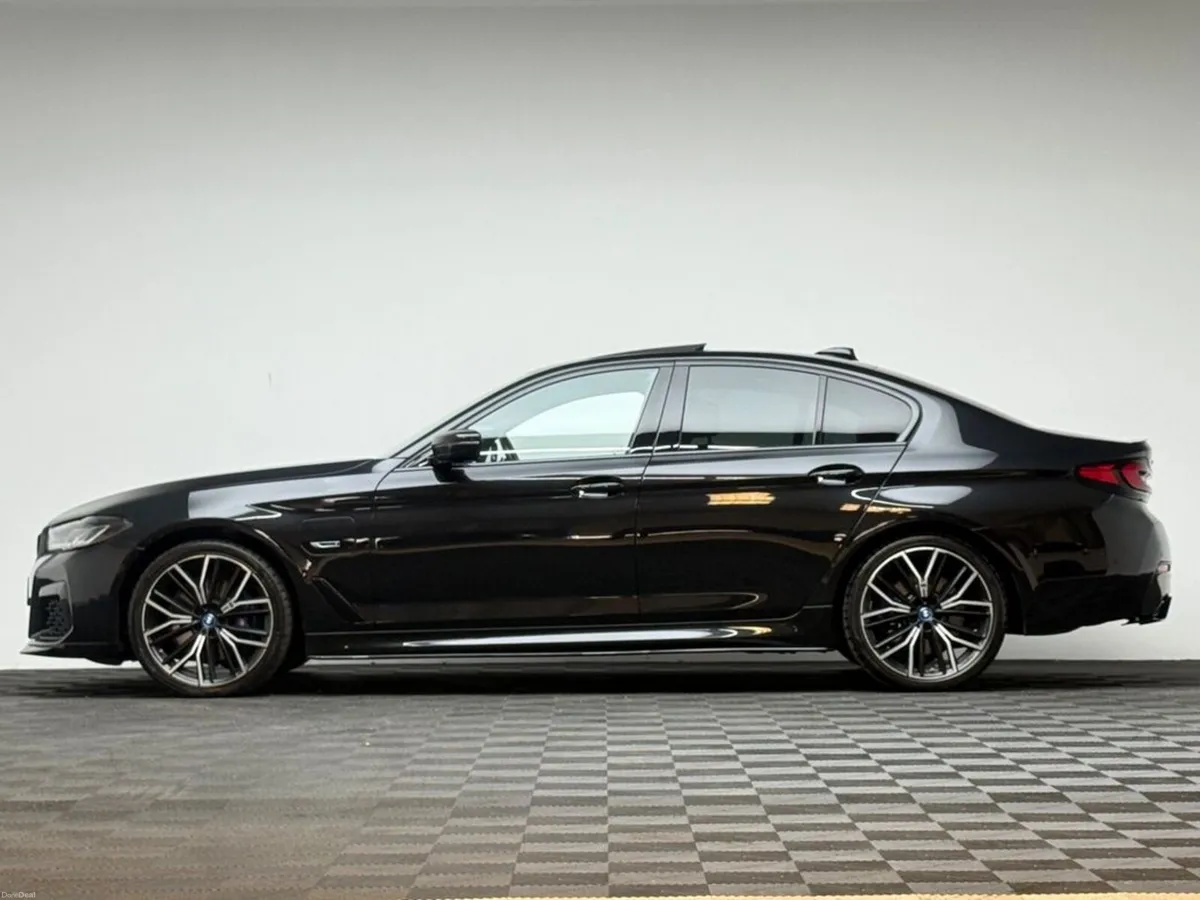 BMW 5-Series 530E M SPORT PRO XDRIVE *HUGE SPEC* - Image 4