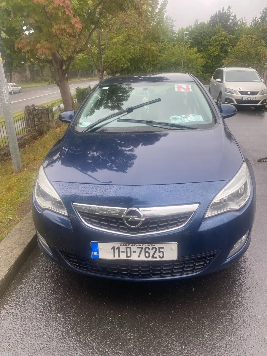 Opel Astra 2011 - Image 1