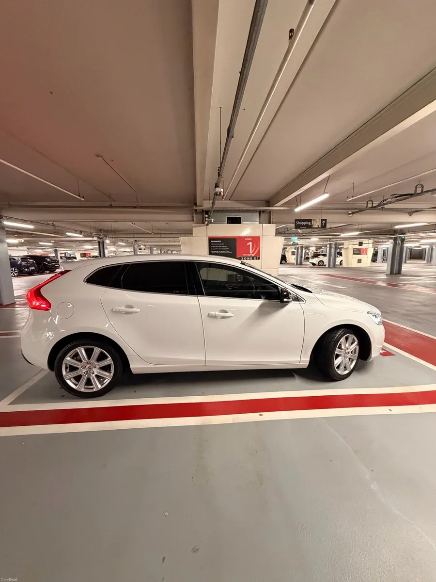 VOLVO V40  R-Design 2017 2.0, D4 Automatic - Image 2