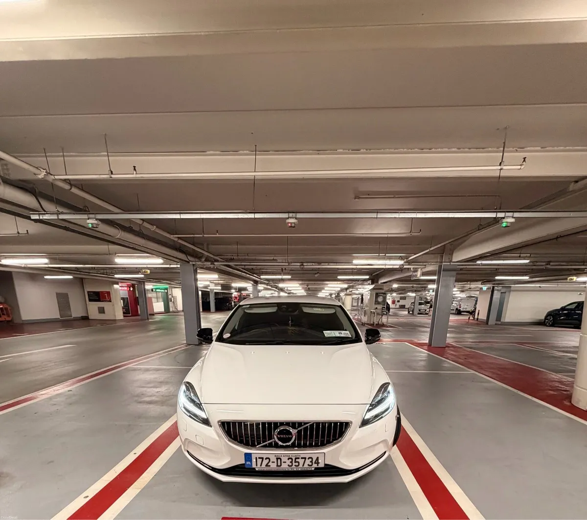 VOLVO V40  R-Design 2017 2.0, D4 Automatic - Image 1