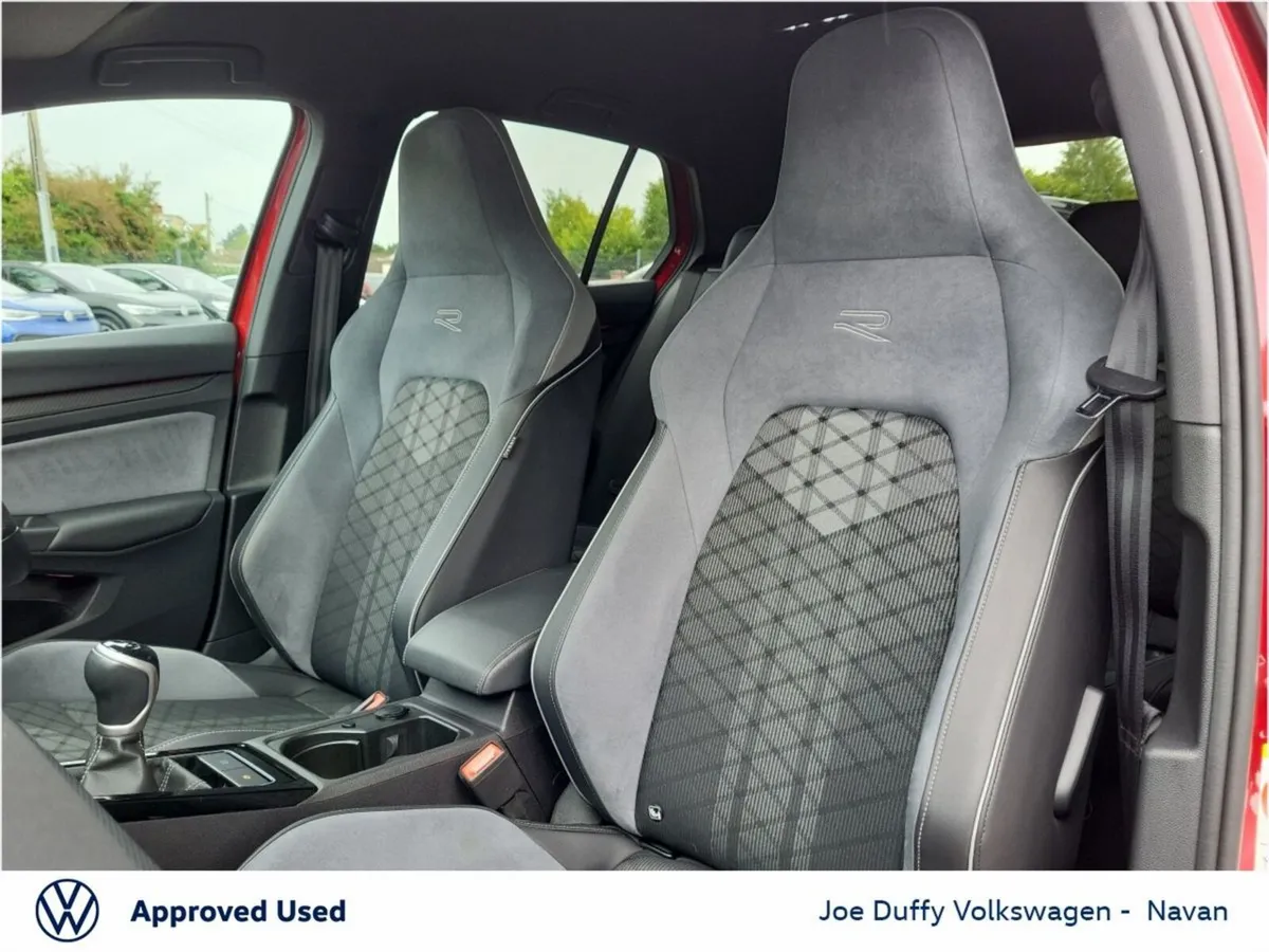 Volkswagen Golf 1.5 TSI 130HP R-Line - Image 4