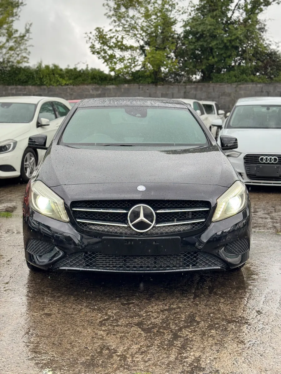 MERCEDES BENZ A180 AMG Line AUTO 2014 24000KM - Image 2
