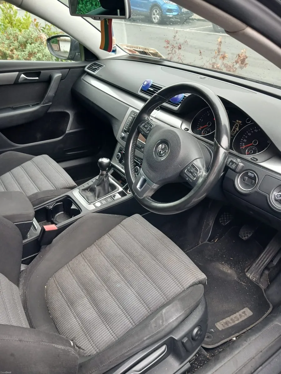 2011 vw passat - Image 2