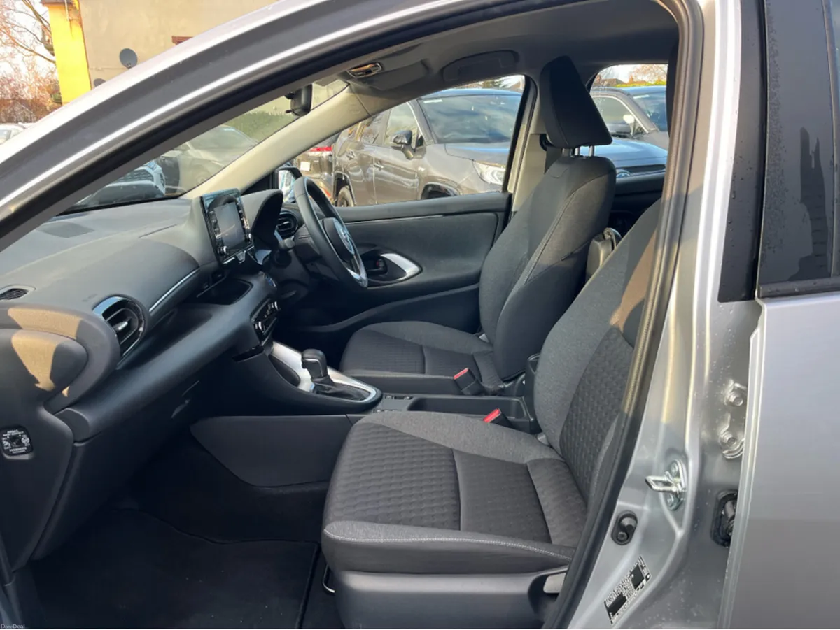 Toyota Yaris HYBRID LUNA 4DR AUTO - LOW MILEAGE - Image 6
