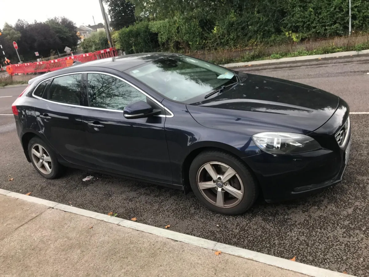 Volvo V40 D2 SE GT 5DR AUTO - Image 2