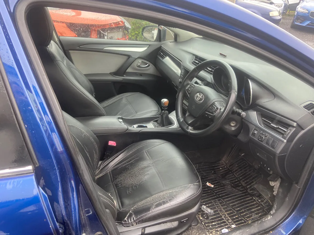 Toyota Avensis 2015 petrol - Image 6