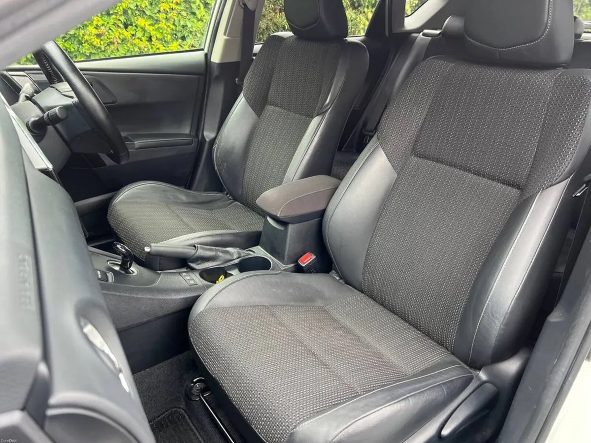 Toyota Auris BRICK LANE EDITION 1.8 HYBRID AUTO // - Image 6